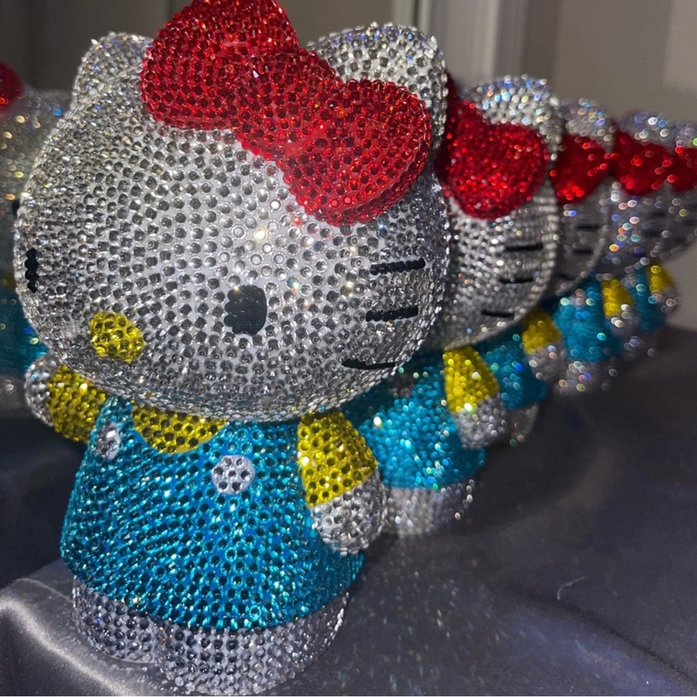 Hello Kitty Rhinestone Dancing Figure - Picture 3 of 6